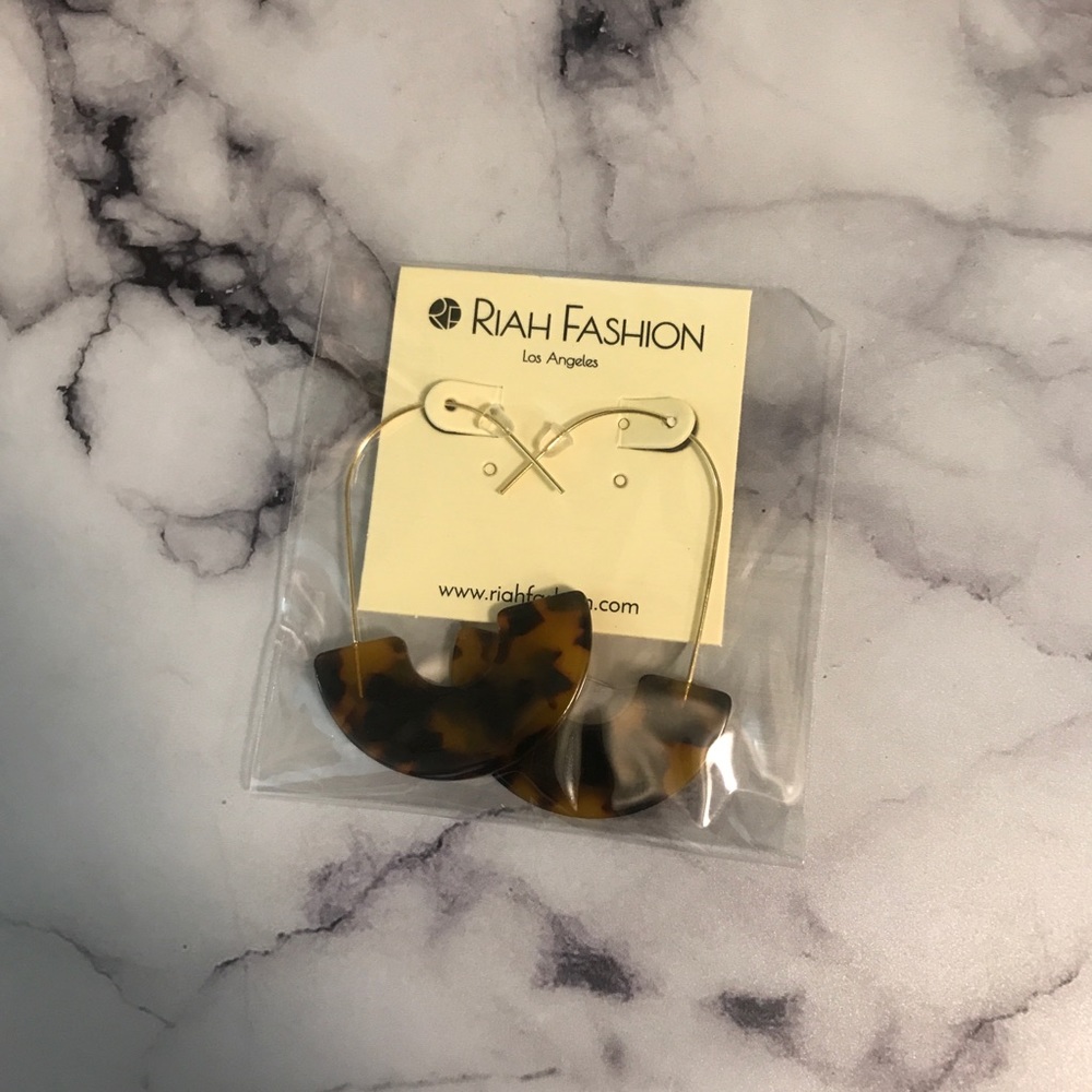 LAST ONE!! Tortoise Shell Drop Earrings - Picture 5 of 8